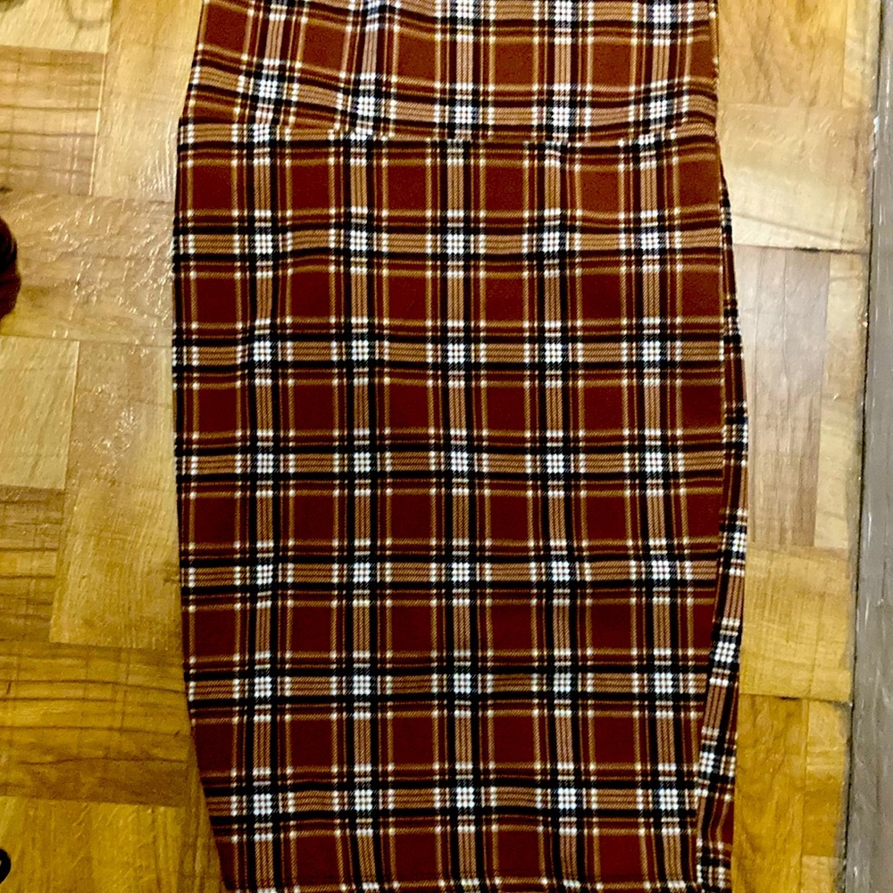 This is a brown stripe pencil skirt. Medium and in good condition